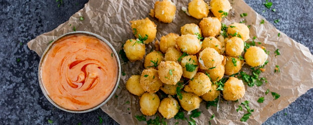 crispy mozzarella bites honey sriracha mayo 1