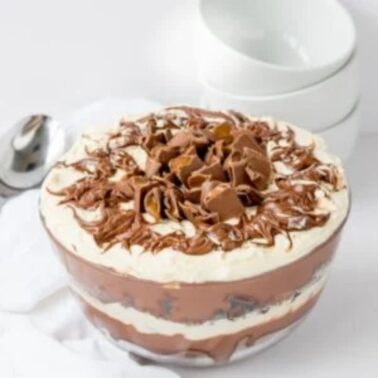 bowl of easy chocolate trifle
