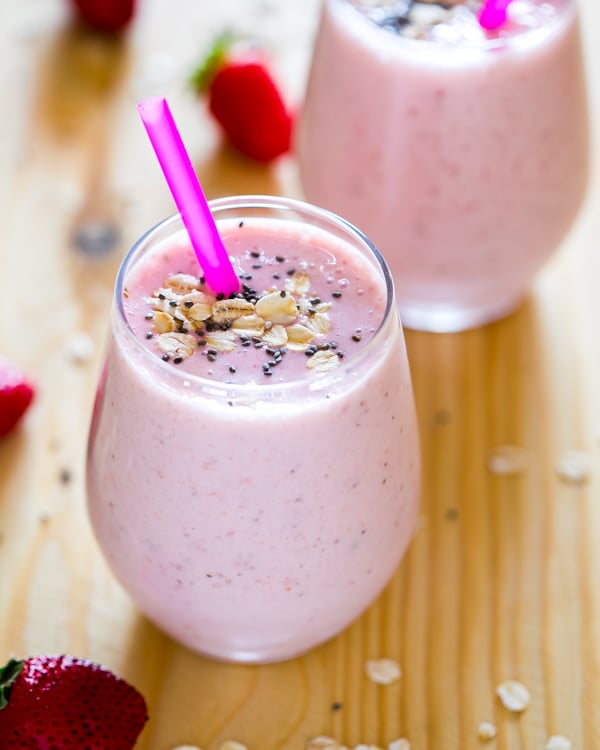 strawberry oatmeal breakfast smoothie 2