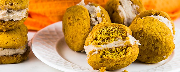 pumpkin whoopie pies cinnamon cream cheese frosting 1