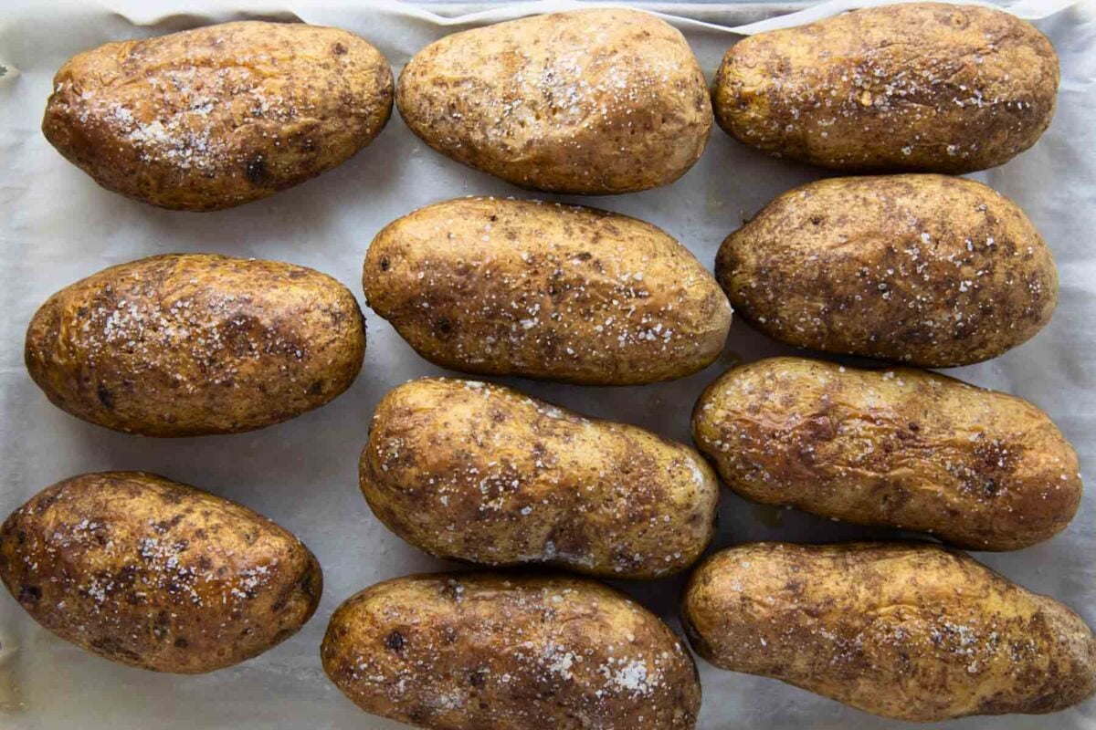 how long to cook a baked potato at 400 degrees