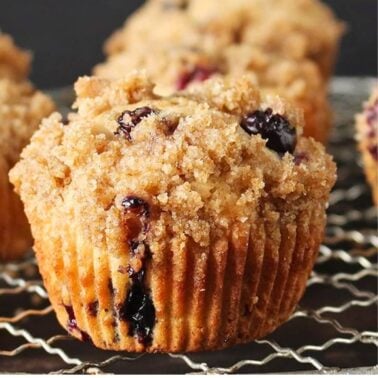 blueberry muffin with crumb topping