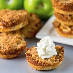mini apple pies with streusel topping